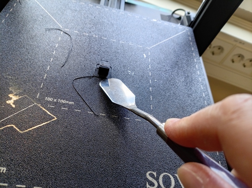 Scraping the cube from the heating bed