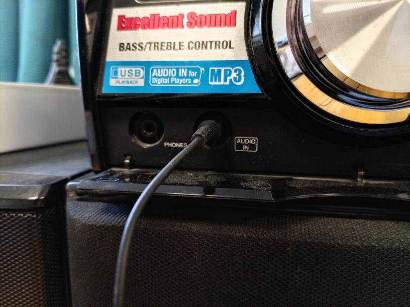 Din kabel i 'Audio in' ingången av stereon