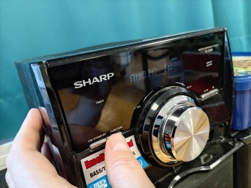 Tryck på 'Function' knappen till displayen visar 'Audio In'